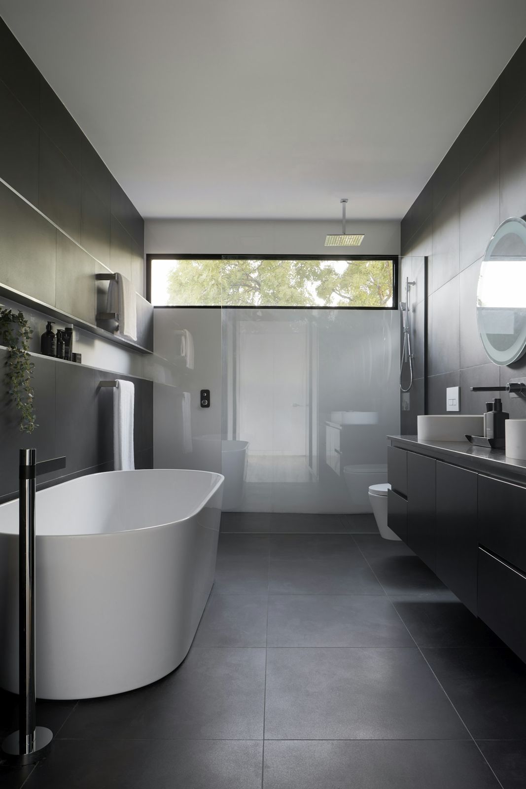 Baño en Sinterizado negro - Baño principal Casa Lomas